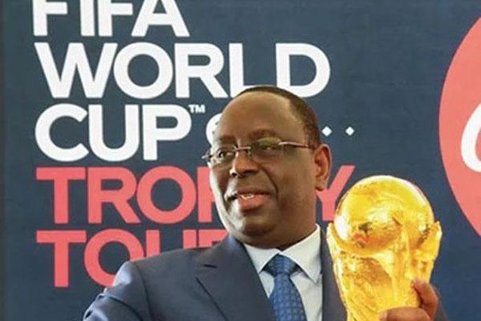 Macky recevant le trophée du Mondial