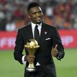 Samuel Eto'o pose avec le trophée lors de la CAN 2021 au Cameroun