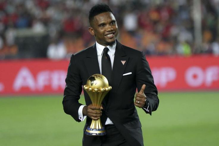 Samuel Eto'o pose avec le trophée lors de la CAN 2021 au Cameroun