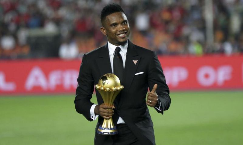 Samuel Eto'o pose avec le trophée lors de la CAN 2021 au Cameroun