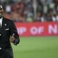 Samuel Eto'o pose avec le trophée lors de la CAN 2021 au Cameroun