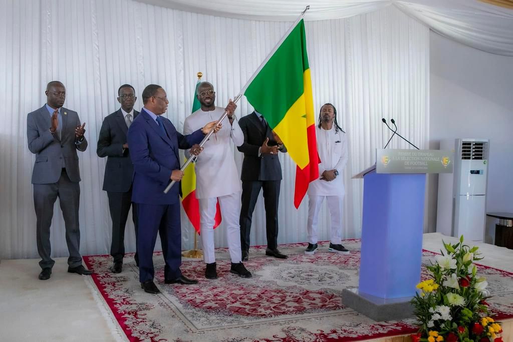 3Remise drapeau aux Lions avec Macky