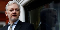 Julian Assange, fondateur de WikiLeaks, depuis le balcon de l'ambassade d'Équateur à Londres, le 5 février 2016.