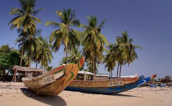 Des pirogues arrimées sur le rivage à Cap Skirring [Casamance]
