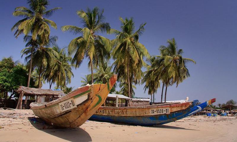Des pirogues arrimées sur le rivage à Cap Skirring [Casamance]