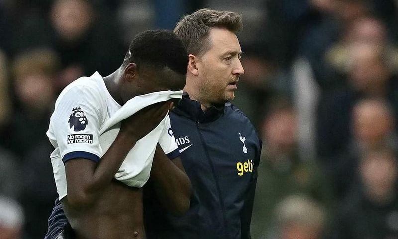 Pape matar sarr en larmes
