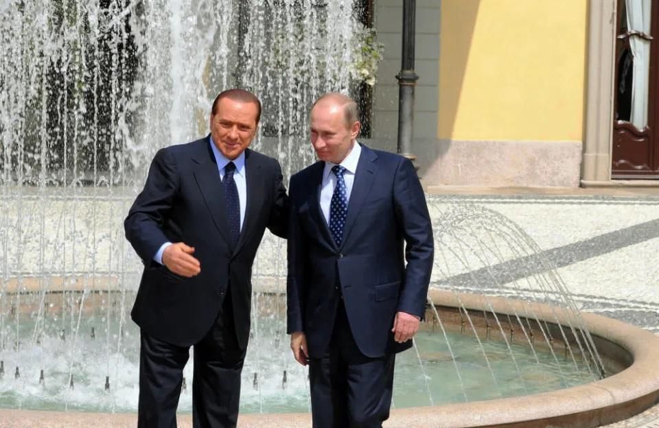 Silvio Berlusconi (à gauche) aux côté de Vladimir Poutine.