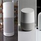 Quatre modèles d'enceintes intelligentes, de gauche à droite : Echo d'Amazon, Google Home de Google, HomePod d'Apple et Invoke de Harman Kardon, alimenté par le logiciel de reconnaissance vocale Cortana de Microsoft. (Reuters/Peter Hobson, Reuters/Beck...