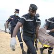 Des sauveteurs portent le corps d'une victime après le naufrage d'une embarcation, le 24 juillet 2023 sur la plage de Ouakam, à Dakar, au Sénégal - AFP SEYLLOU