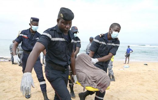 Des sauveteurs portent le corps d'une victime après le naufrage d'une embarcation, le 24 juillet 2023 sur la plage de Ouakam, à Dakar, au Sénégal - AFP SEYLLOU