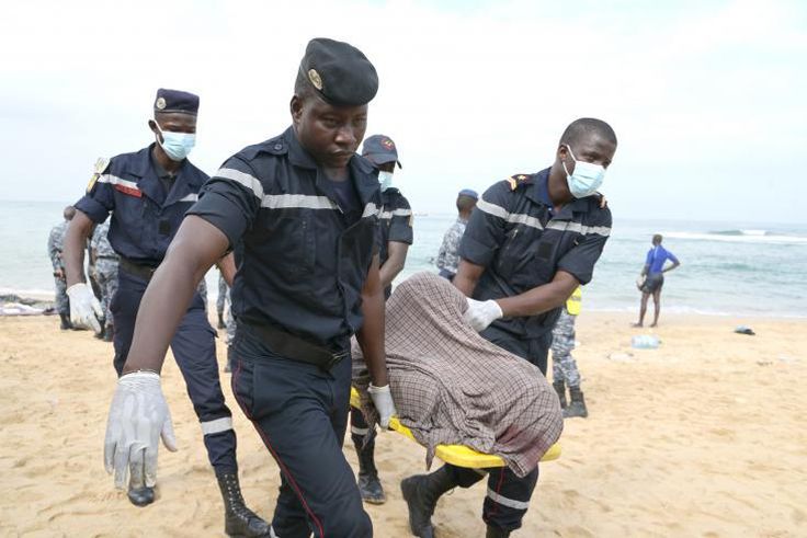 Des sauveteurs portent le corps d'une victime après le naufrage d'une embarcation, le 24 juillet 2023 sur la plage de Ouakam, à Dakar, au Sénégal - AFP SEYLLOU