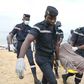 Des sauveteurs portent le corps d'une victime après le naufrage d'une embarcation, le 24 juillet 2023 sur la plage de Ouakam, à Dakar, au Sénégal - AFP SEYLLOU