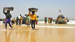 Retour-des-pecheurs-au-port-de-Kayar