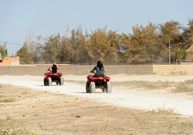 Des touristes au Lac rose