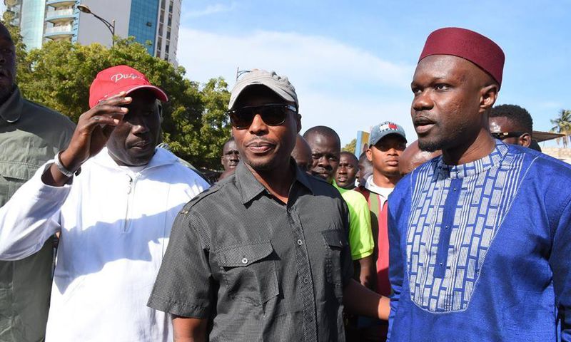 Barthélémy Dias (au milieu) en compagnie d'Ousmane Sonko (à droite)