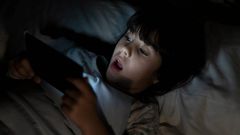 Un enfant sur son telephone