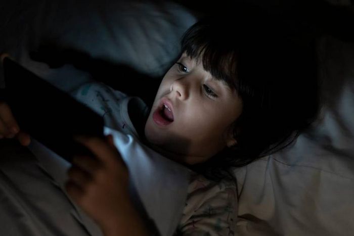 Un enfant sur son telephone