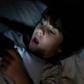 Un enfant sur son telephone