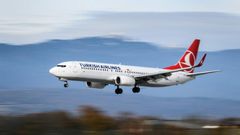 Some passengers on a Turkish Airlines flight from Sweden to Istanbul offered support to a university student who refused to take a seat until an Afghan man being deported was removed from the plane, while other passengers complained