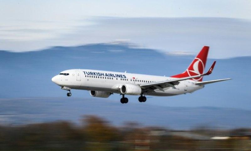 Some passengers on a Turkish Airlines flight from Sweden to Istanbul offered support to a university student who refused to take a seat until an Afghan man being deported was removed from the plane, while other passengers complained