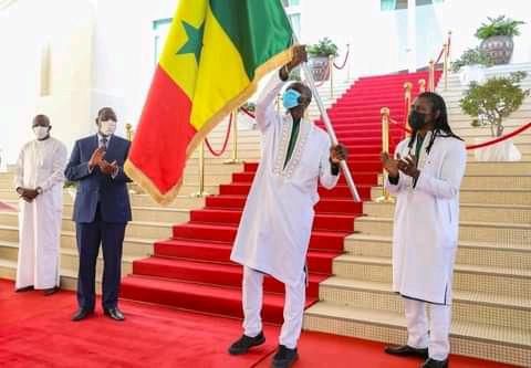 remise drapeau aux Lions