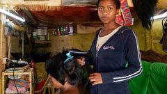 © OIT/Marcel Crozet | Une jeune femme travaille dans un salon de coiffure à Madagascar