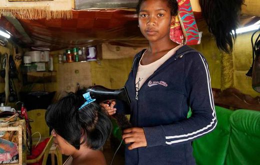 © OIT/Marcel Crozet | Une jeune femme travaille dans un salon de coiffure à Madagascar