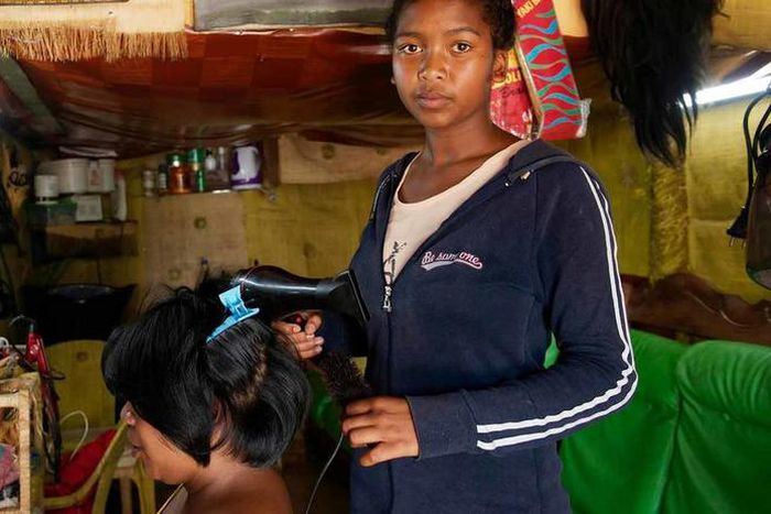 © OIT/Marcel Crozet | Une jeune femme travaille dans un salon de coiffure à Madagascar