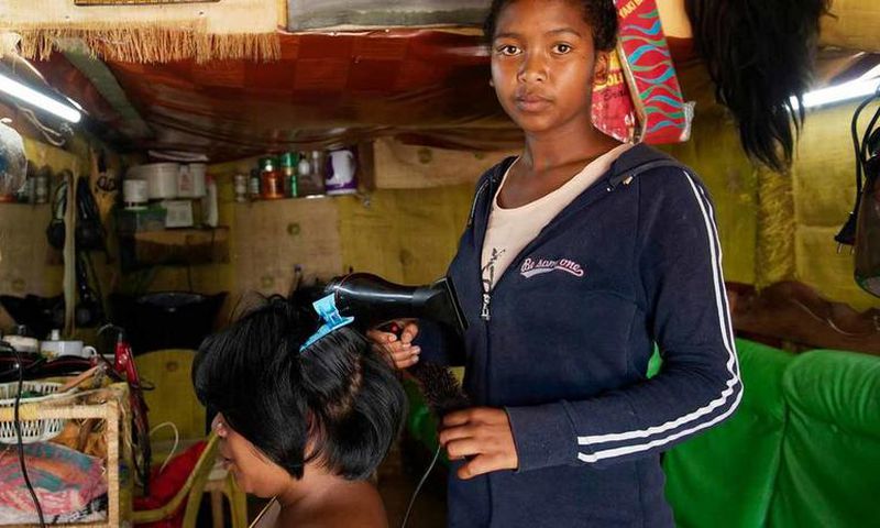 © OIT/Marcel Crozet | Une jeune femme travaille dans un salon de coiffure à Madagascar