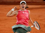 La Polonaise de 21 ans, numéro un mondial, a décroché un 3e titre du Grand Chelem en battant en finale la Tunisienne Ons Jabeur (6-2, 7-6), samedi soir à New York