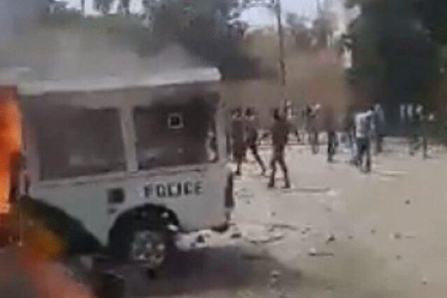 voiture de la police incendiée