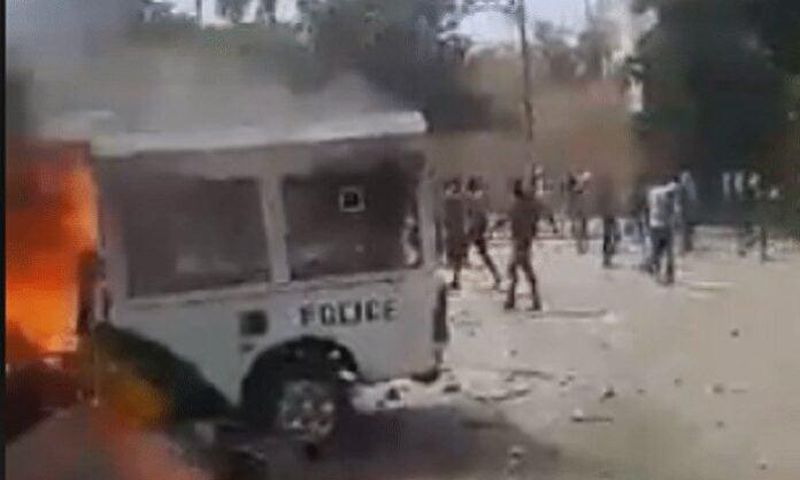 voiture de la police incendiée