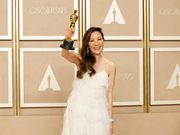 Michelle Yeoh remporte le prix de la meilleure actrice aux Oscars 2023 pour sa performance phénoménale dans "Everything Everywhere All at Once". Mike Coppola/Getty Images