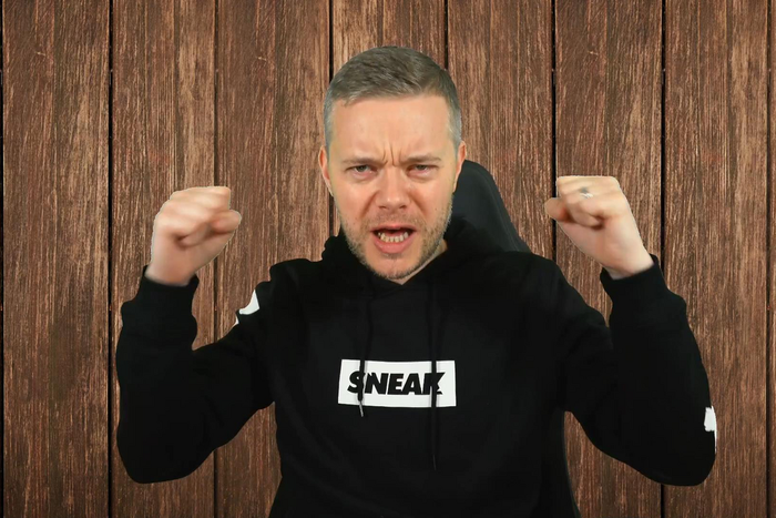 Mark-Goldbridge -présentateur-de-The-United-Stand