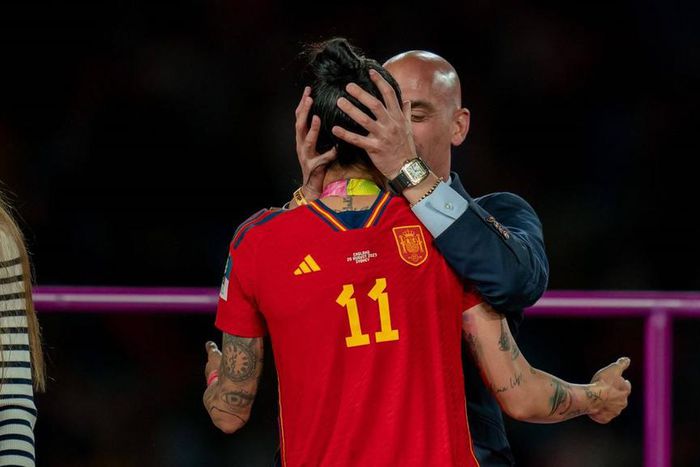 Baiser forcé sur Jennifer Hermoso