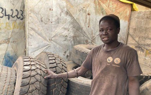 Modou Gueye est un vulcanisateur et revendeur de pneus usagés (image d'illustration)