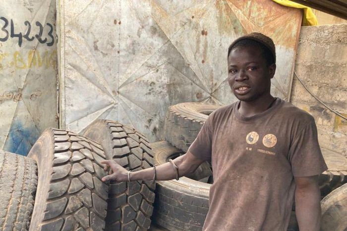 Modou Gueye est un vulcanisateur et revendeur de pneus usagés (image d'illustration)