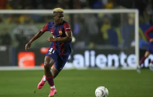 Mikayil-Faye-le-Senegalais-en-pleine-ascension-renegocie-au-Barca