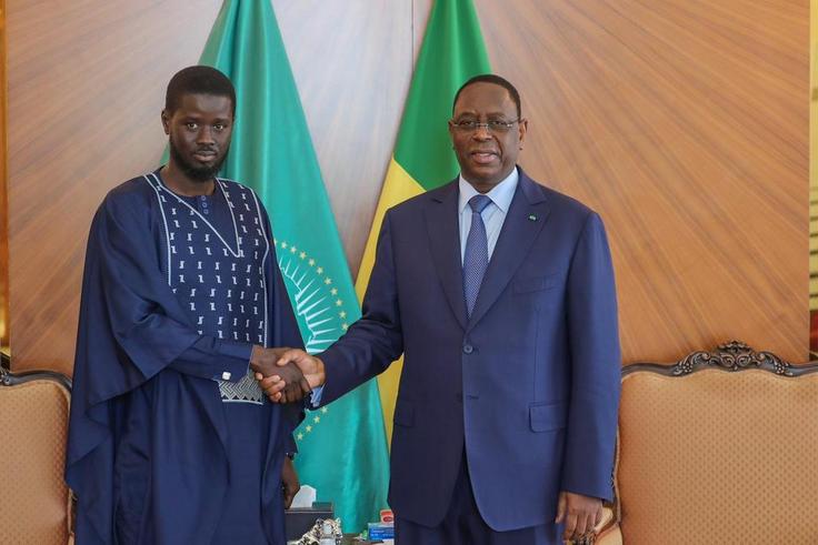 Poignée de main entre M Sall et Diomaye