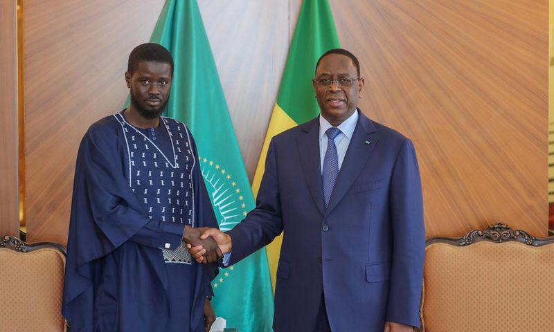 Poignée de main entre M Sall et Diomaye