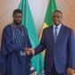 Poignée de main entre M Sall et Diomaye