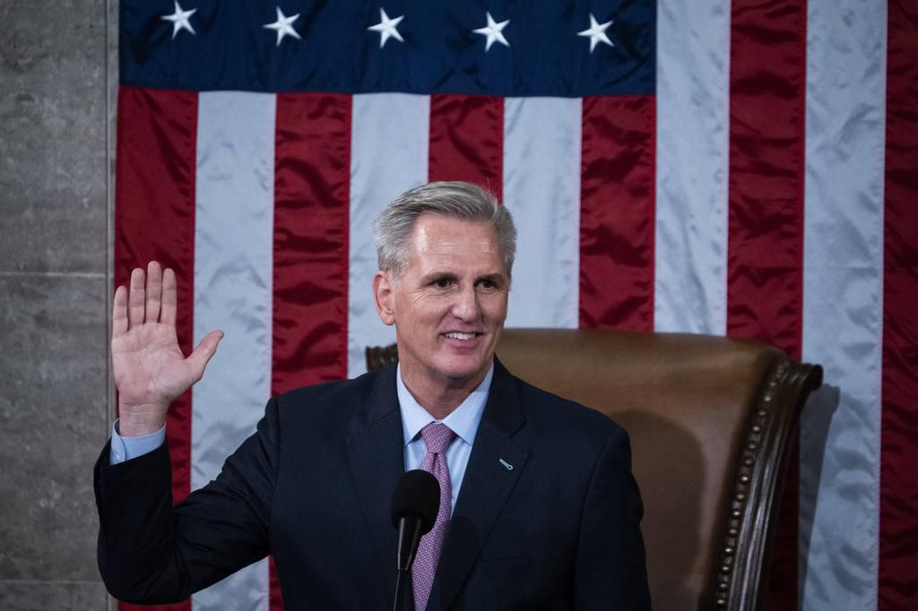 kevin-mccarthy-prete-serment-ce-samedi-apres-son-election-a-la-tete-de-la-chambre-des-representants-au-15eme-tour-de-scrutin-photo-sipa-tom-williams-1673097232