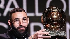 Karim Brnzema showcases the Ballon d'Or trophy moments after winning it on October 17, 2022.