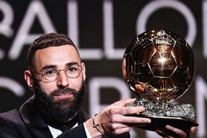 Karim Brnzema showcases the Ballon d'Or trophy moments after winning it on October 17, 2022.