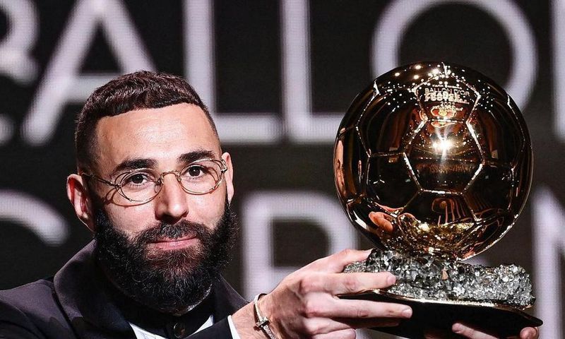 Karim Brnzema showcases the Ballon d'Or trophy moments after winning it on October 17, 2022.