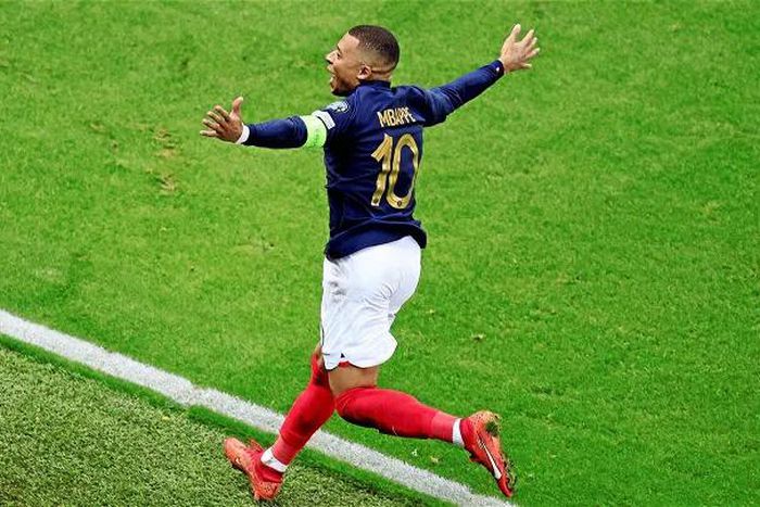 Kylian-Mbappé-célèbre-l un-de-ses-trois-buts-face-à-Gibraltar -samedi-18-novembre-2023 -à-Nice