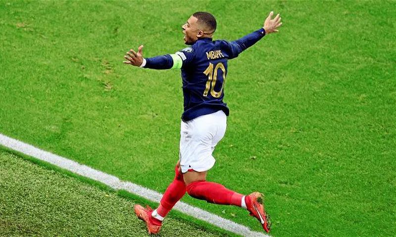 Kylian-Mbappé-célèbre-l un-de-ses-trois-buts-face-à-Gibraltar -samedi-18-novembre-2023 -à-Nice