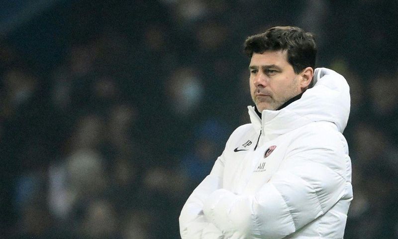 Manchester United could wait until the end of the season to try and lure Paris Saint-Germain boss Mauricio Pochettino back to the Premier League
