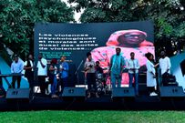 Les artistes musiciens Jahman et Amira Abed ont repris sur scène la chanson "Ndèye", lors de la cérémonie de lancement de la campagne Woolu naa la ci, le 16 décembre 2022 à Dakar.