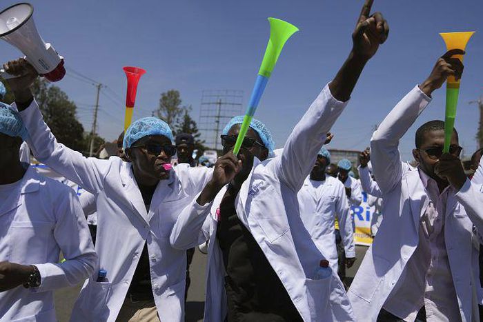 100 médecins grévistes licenciés